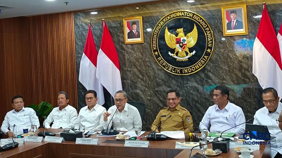 Konferensi pers usai Rapat Koordinasi Terbatas (Rakortas) terkait ketahanan pangan di Kantor Kemenko Pangan, Jakarta, Senin (26/10/2026). (CNBC Indonesia/Martyasari Rizky)