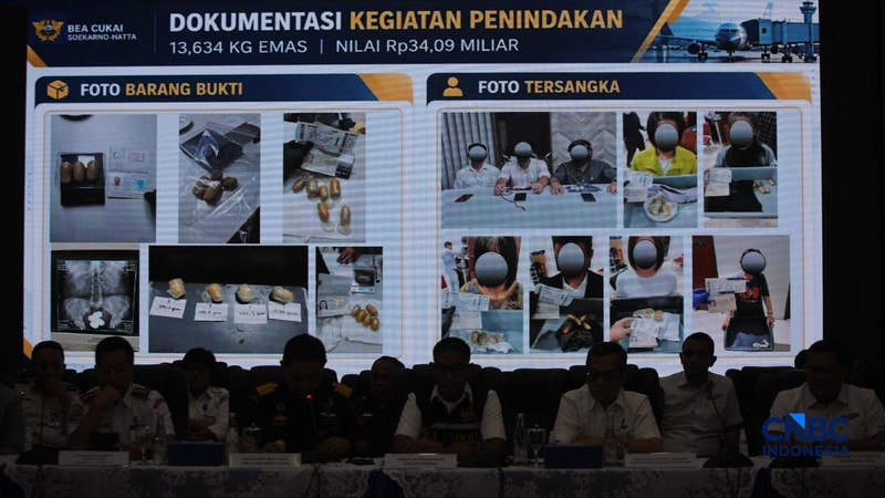 Layar menampilkan dokumentasi kegiatan penindakan saat konferensi pers penindakan ekspor ilegal emas oleh Direktorat Jendral (Dirjen) Bea dan Cukai di Kantor Pusat Bea Cukai, Jakarta, Senin (26/10/2026).