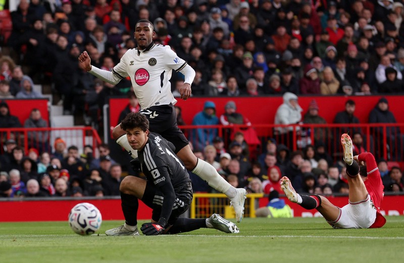 Manchester United kalah 0-3 dari Bournemouth dalam lanjutan pekan kedelapan Liga Inggris 2026/27 di Stadion Old Trafford pada Minggu (25/10/2026). (REUTERS/Chris Radburn)