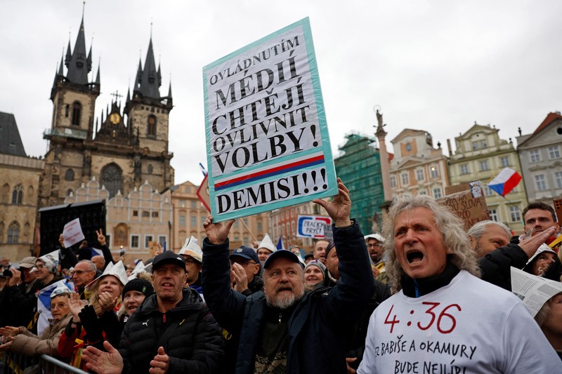 Masyarakat menghadiri unjuk rasa untuk mendukung media publik di Alun-alun Kota Tua di Praha, Republik Ceko, pada 25 Oktober 2026, di tengah rencana pemerintah Ceko untuk mengubah pendanaan serta tata kelola Televisi Ceko (Czech TV) dan Radio Ceko (Czech Radio). (REUTERS/David W Cerny)