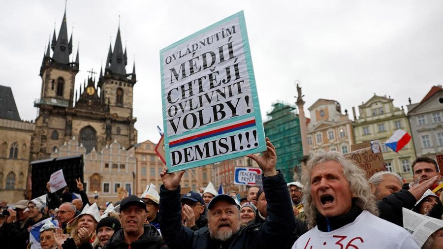Masyarakat menghadiri unjuk rasa untuk mendukung media publik di Alun-alun Kota Tua di Praha, Republik Ceko, pada 25 Oktober 2026, di tengah rencana pemerintah Ceko untuk mengubah pendanaan serta tata kelola Televisi Ceko (Czech TV) dan Radio Ceko (C