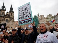 Masyarakat menghadiri unjuk rasa untuk mendukung media publik di Alun-alun Kota Tua di Praha, Republik Ceko, pada 25 Oktober 2026, di tengah rencana pemerintah Ceko untuk mengubah pendanaan serta tata kelola Televisi Ceko (Czech TV) dan Radio Ceko (C