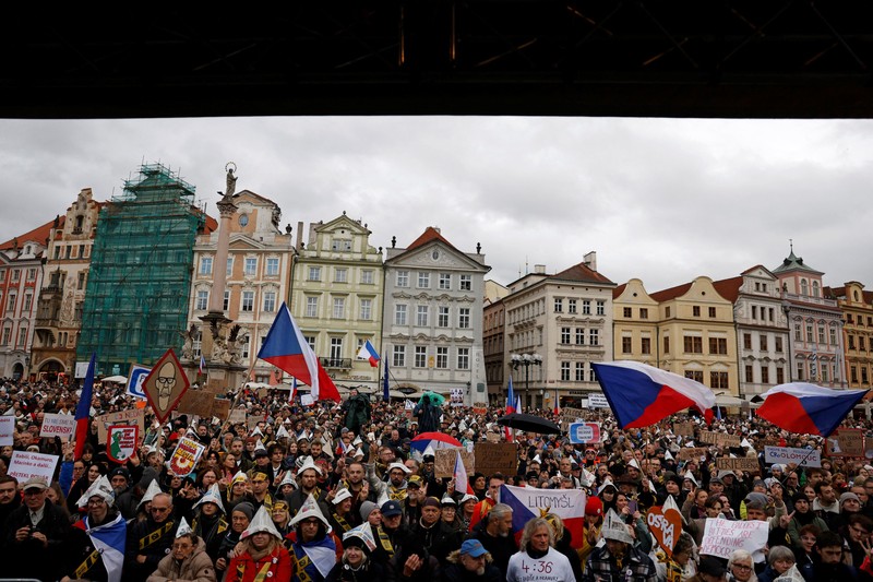 Masyarakat menghadiri unjuk rasa untuk mendukung media publik di Alun-alun Kota Tua di Praha, Republik Ceko, pada 25 Oktober 2026, di tengah rencana pemerintah Ceko untuk mengubah pendanaan serta tata kelola Televisi Ceko (Czech TV) dan Radio Ceko (Czech Radio). (REUTERS/David W Cerny)