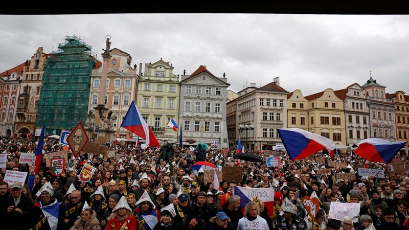 Masyarakat menghadiri unjuk rasa untuk mendukung media publik di Alun-alun Kota Tua di Praha, Republik Ceko, pada 25 Oktober 2026, di tengah rencana pemerintah Ceko untuk mengubah pendanaan serta tata kelola Televisi Ceko (Czech TV) dan Radio Ceko (Czech Radio).