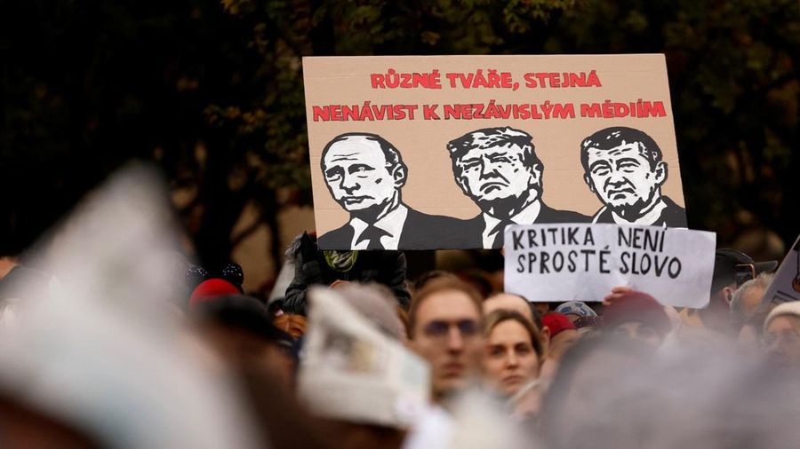 Masyarakat menghadiri unjuk rasa untuk mendukung media publik di Alun-alun Kota Tua di Praha, Republik Ceko, pada 25 Oktober 2026, di tengah rencana pemerintah Ceko untuk mengubah pendanaan serta tata kelola Televisi Ceko (Czech TV) dan Radio Ceko (Czech Radio).