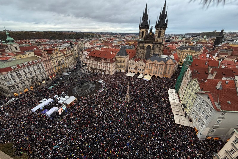 Masyarakat menghadiri unjuk rasa untuk mendukung media publik di Alun-alun Kota Tua di Praha, Republik Ceko, pada 25 Oktober 2026, di tengah rencana pemerintah Ceko untuk mengubah pendanaan serta tata kelola Televisi Ceko (Czech TV) dan Radio Ceko (Czech Radio). (REUTERS/David W Cerny)