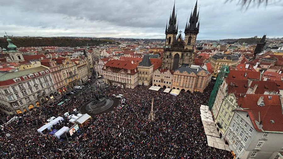 Masyarakat menghadiri unjuk rasa untuk mendukung media publik di Alun-alun Kota Tua di Praha, Republik Ceko, pada 25 Oktober 2026, di tengah rencana pemerintah Ceko untuk mengubah pendanaan serta tata kelola Televisi Ceko (Czech TV) dan Radio Ceko (C