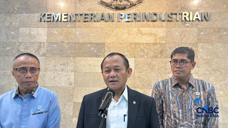 Menteri Perindustrian M. Sarmuji dan Wakil Menteri Koordinator Bidang Perekonomian Dradjad H. Wibowo memberikan pernyataan singkat mengenai pertemuan keduanya di kantor Kemenperin, Jakarta, sore ini, Senin (26/10/2026). (CNBC Indonesia/Dovana Hosiana