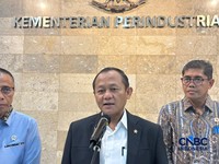 Menteri Perindustrian M. Sarmuji dan Wakil Menteri Koordinator Bidang Perekonomian Dradjad H. Wibowo memberikan pernyataan singkat mengenai pertemuan keduanya di kantor Kemenperin, Jakarta, sore ini, Senin (26/10/2026). (CNBC Indonesia/Dovana Hosiana