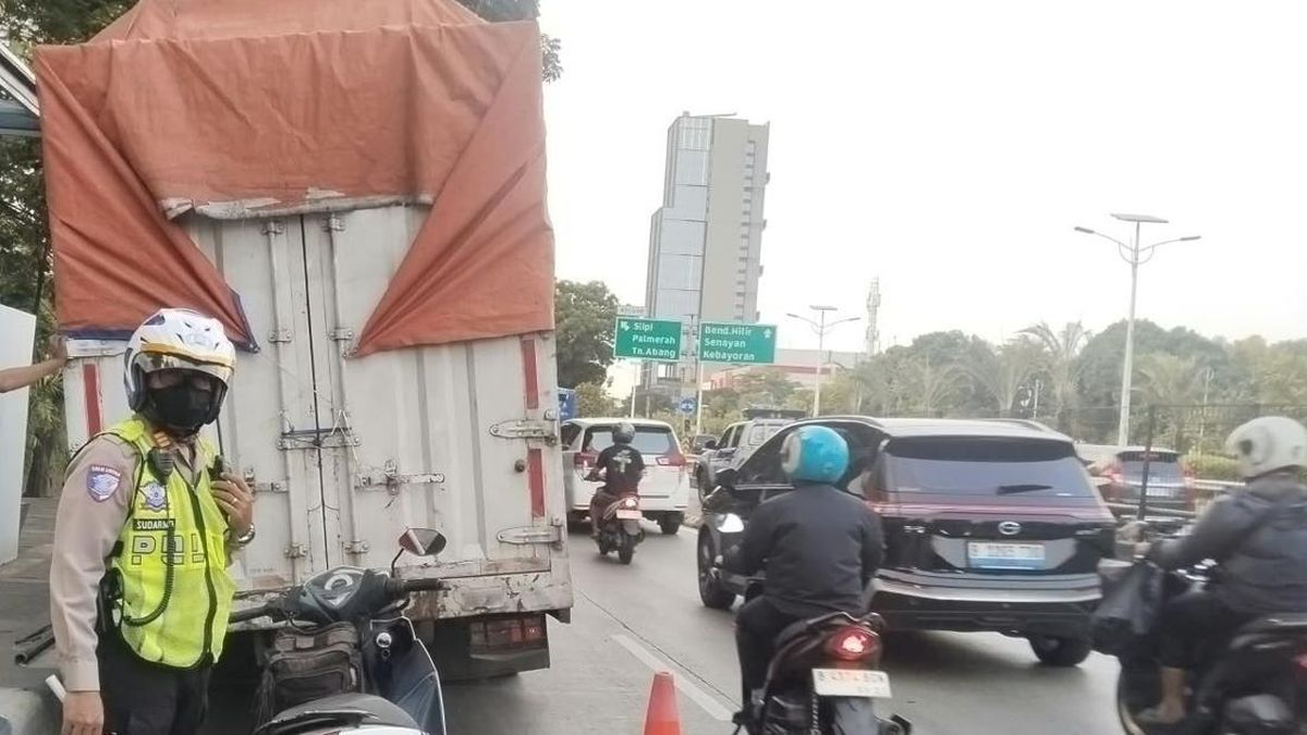 Mobil Box Alami Gangguan Ban, Jl Letjen S Parman Arah Slipi Macet — NadiKabar.com