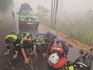 Cerita Relawan Karhutla di Kalsel Sujud Syukur saat Hujan Deras