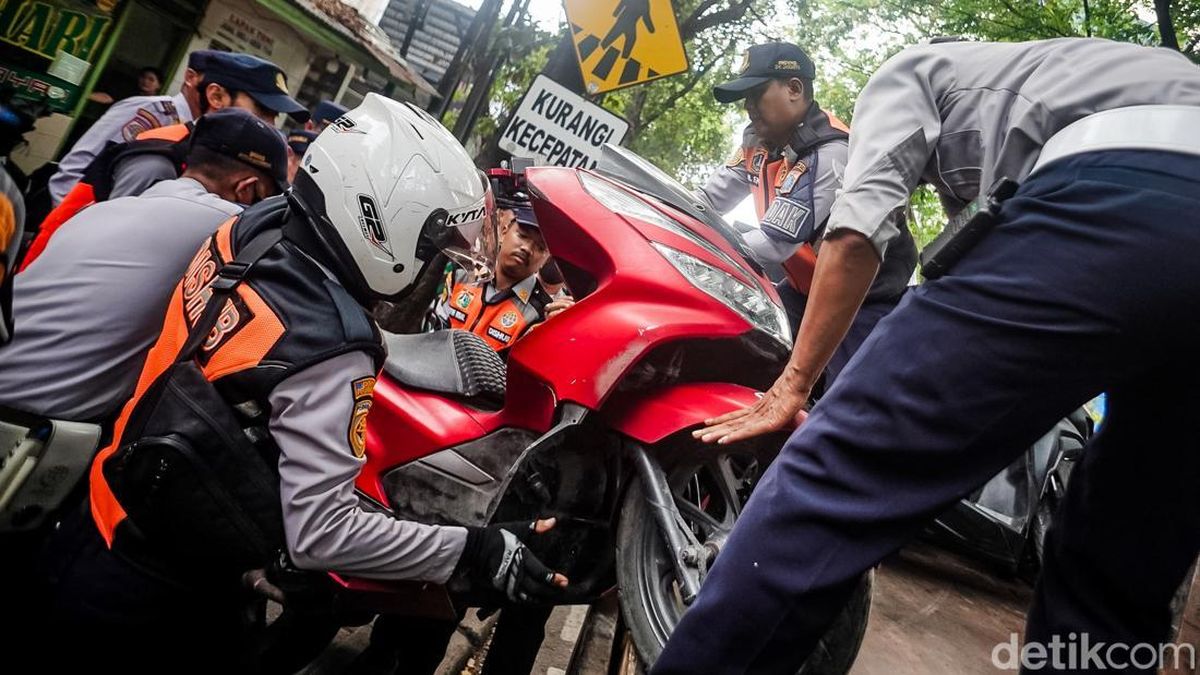 Nekat Parkir Sembarangan, Motor di Gandaria Diangkut Petugas — NadiKabar.com