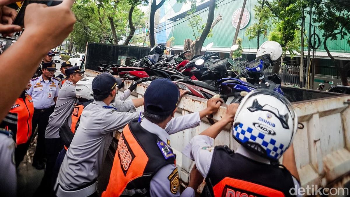 Total 13 Motor Parkir Liar di Jaksel Diangkut, Pemilik Diberi Surat Teguran — NadiKabar.com