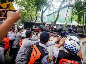 Total 13 Motor Parkir Liar di Jaksel Diangkut, Pemilik Diberi Surat Teguran