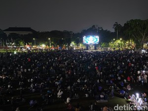 Cerita Pedagang Kebagian Rezeki dari Nobar Persib di Cibinong