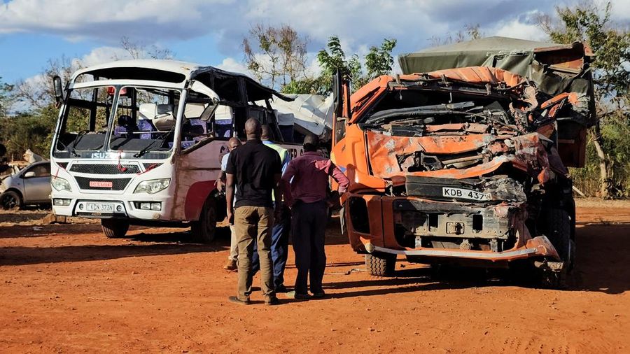 Orang-orang berdiri di samping sebuah bus yang terlibat dalam kecelakaan yang menewaskan sedikitnya 22 orang, di kantor polisi Mtito Andei, wilayah Makueni, Kenya, 25 Oktober 2026. (REUTERS/Stringer)
