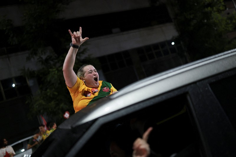 Kembang api terlihat menghiasi langit Rio de Janeiro. Suasana di sana semakin meriah saat massa pendukung Lula meniupkan alat tiup tradisional, vuvuzela. (REUTERS/Diego Vara)