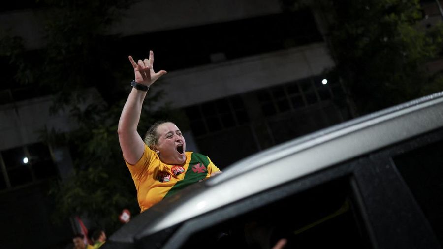 Para pendukung Presiden Brasil Luiz Inacio Lula da Silva, kandidat dari Partai Pekerja (PT) yang mencalonkan diri kembali sebagai presiden, berkumpul untuk merayakan kemenangan Lula dalam putaran kedua pemilihan presiden di Rio de Janeiro, Brasil, Minggu (25/10/2026). Para pendukung Presiden Brasil Luiz Inacio Lula da Silva, kandidat dari Partai Pekerja (PT) yang mencalonkan diri kembali sebagai presiden, berkumpul untuk merayakan kemenangan Lula dalam putaran kedua pemilihan presiden di Rio de Janeiro, Brasil, Mi