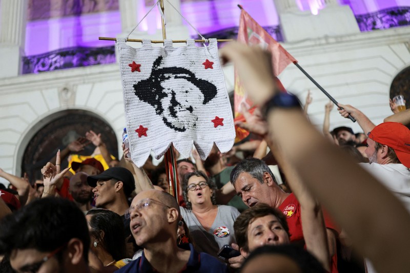 Kembang api terlihat menghiasi langit Rio de Janeiro. Suasana di sana semakin meriah saat massa pendukung Lula meniupkan alat tiup tradisional, vuvuzela. (REUTERS/Diego Vara)