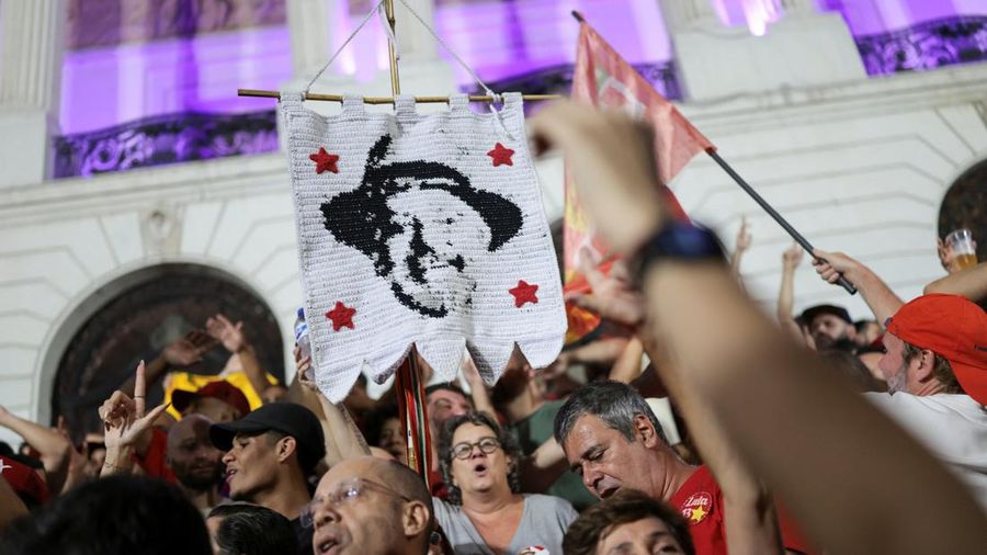 Para pendukung Presiden Brasil Luiz Inacio Lula da Silva, kandidat dari Partai Pekerja (PT) yang mencalonkan diri kembali sebagai presiden, berkumpul untuk merayakan kemenangan Lula dalam putaran kedua pemilihan presiden di Rio de Janeiro, Brasil, Minggu (25/10/2026). Para pendukung Presiden Brasil Luiz Inacio Lula da Silva, kandidat dari Partai Pekerja (PT) yang mencalonkan diri kembali sebagai presiden, berkumpul untuk merayakan kemenangan Lula dalam putaran kedua pemilihan presiden di Rio de Janeiro, Brasil, Mi