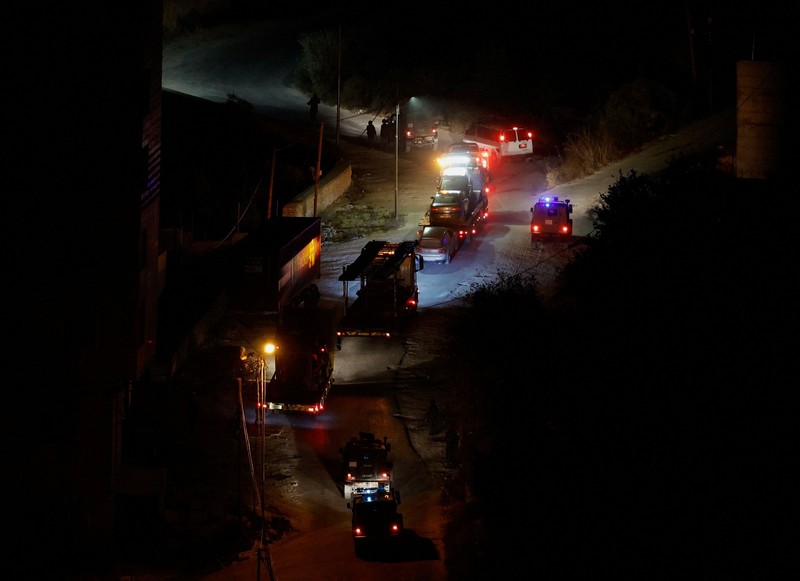 Tentara Israel menggeledah rumah-rumah warga Palestina dan berpatroli di jalanan Hebron, Tepi Barat yang diduduki, pada Minggu (25/10/2026). (Tangkapan Layar Video Reuters/)