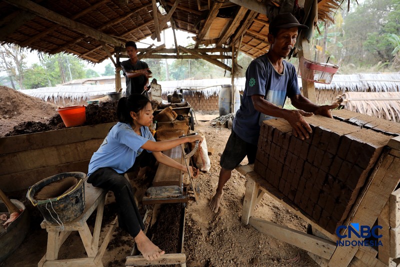 Pekerja membuat bata merah di Kampung Setu, Kecamatan Wariginkurung, Serang, Banten, Minggu (25/10/2026). Usaha pembuatan bata merah yang dijual seharga Rp260/buah kini menjadi kegiatan ekoniomi produktif bagi sebagian warga Serang. (CNBC Indonesia/Tri Susilo)