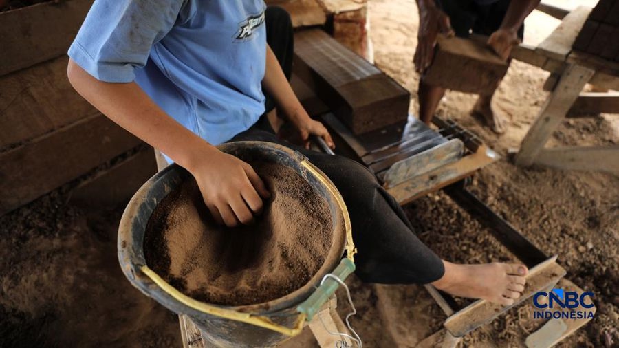 Pekerja membuat bata merah di Kampung Setu, Kecamatan Wariginkurung, Serang, Banten, Minggu (25/10/2026). Usaha pembuatan bata merah yang dijual seharga Rp260/buah kini menjadi kegiatan ekoniomi produktif bagi sebagian warga Serang. (CNBC Indonesia/T