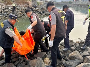 Mayat Pria Ditemukan di Kanal CPI Makassar, Polisi Evakuasi