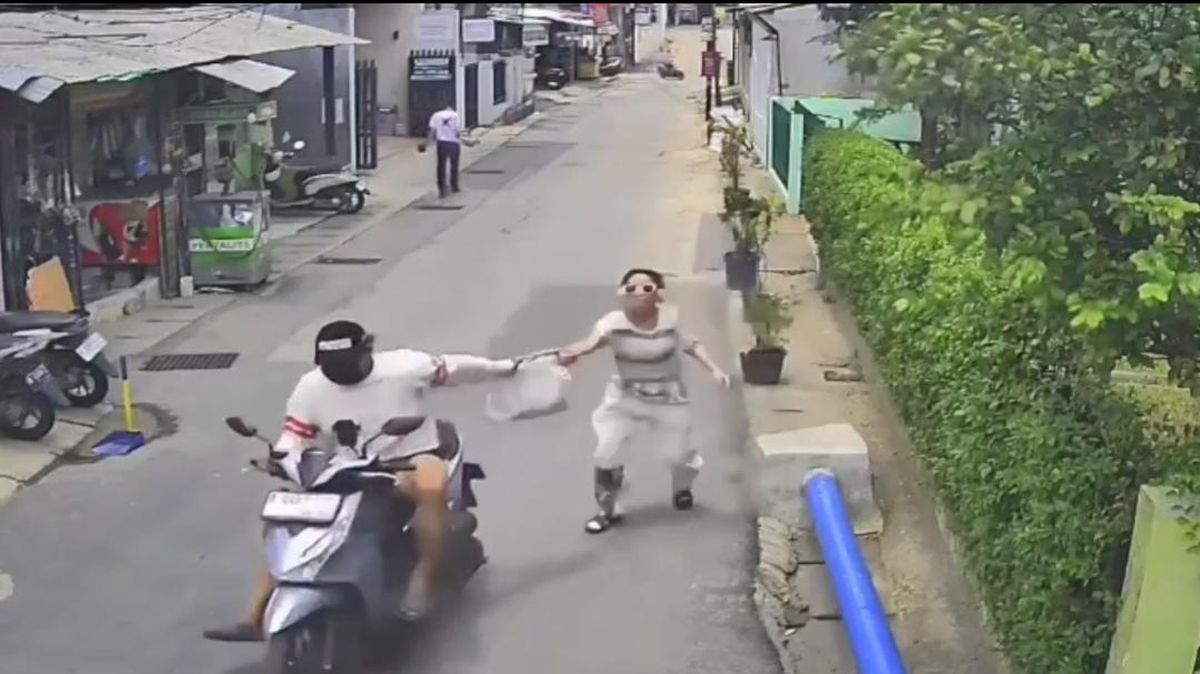 Wanita Dijambret Pemotor hingga Tersungkur di Depok, Tas Raib Digasak — NadiKabar.com