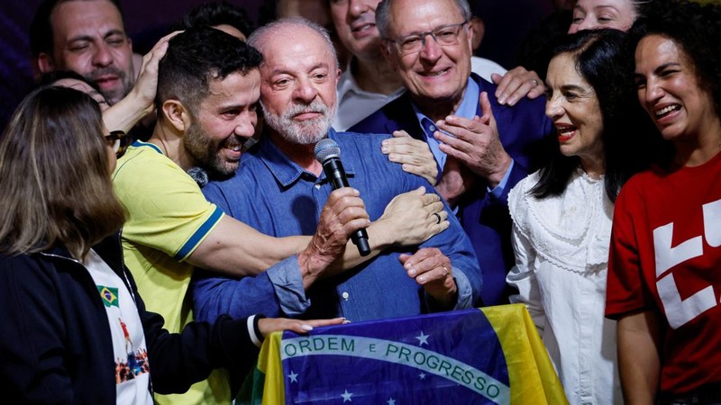 Presiden Brasil Luiz Inacio Lula da Silva, kandidat Partai Buruh (PT) untuk pemilihan presiden kembali, berbicara setelah memenangkan pemilihan presiden putaran kedua, di Sao Paulo, Brasil, Minggu (25/10/2026). (REUTERS/Amanda Perobelli)