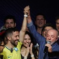 Presiden Brasil Luiz Inacio Lula da Silva, kandidat Partai Buruh (PT) untuk pemilihan presiden kembali, berbicara setelah memenangkan pemilihan presiden putaran kedua, di Sao Paulo, Brasil, Minggu (25/10/2026). (REUTERS/Amanda Perobelli)