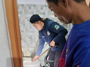 Suara Misterius yang Ternyata Ular Sawo Kopi di Rumah Warga Kuningan