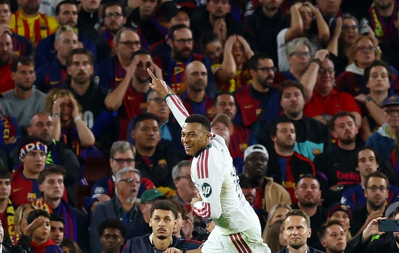 Real Madrid berhasil keluar sebagai pemenang dalam laga penuh gengsi melawan Barcelona pada pekan ke-10 Liga Spanyol di Camp Nou, Senin (26/10/2026) dini hari WIB. (REUTERS/Bruna Casas)