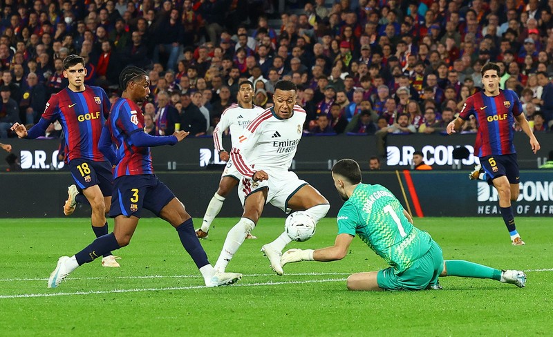Real Madrid berhasil keluar sebagai pemenang dalam laga penuh gengsi melawan Barcelona pada pekan ke-10 Liga Spanyol di Camp Nou, Senin (26/10/2026) dini hari WIB. (REUTERS/Bruna Casas)