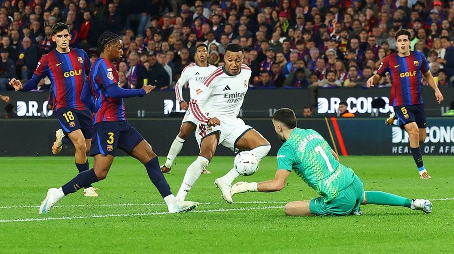 Real Madrid berhasil keluar sebagai pemenang dalam laga penuh gengsi melawan Barcelona pada pekan ke-10 Liga Spanyol di Camp Nou, Senin (26/10/2026) dini hari WIB. (REUTERS/Albert Gea)