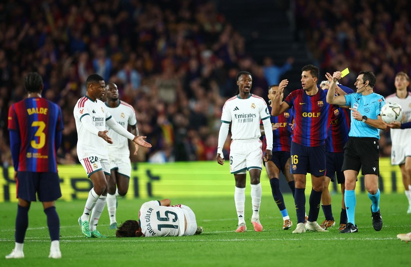 Real Madrid berhasil keluar sebagai pemenang dalam laga penuh gengsi melawan Barcelona pada pekan ke-10 Liga Spanyol di Camp Nou, Senin (26/10/2026) dini hari WIB. (REUTERS/Bruna Casas)