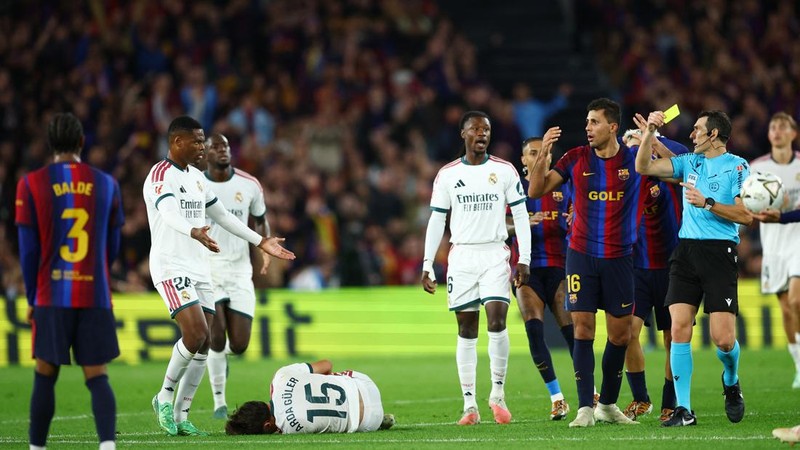 Real Madrid berhasil keluar sebagai pemenang dalam laga penuh gengsi melawan Barcelona pada pekan ke-10 Liga Spanyol di Camp Nou, Senin (26/10/2026) dini hari WIB. (REUTERS/Albert Gea)