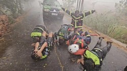 Sujud Syukur Relawan Karhutla Saat Hujan di Martapura: Ini Seporsi Kemenangan