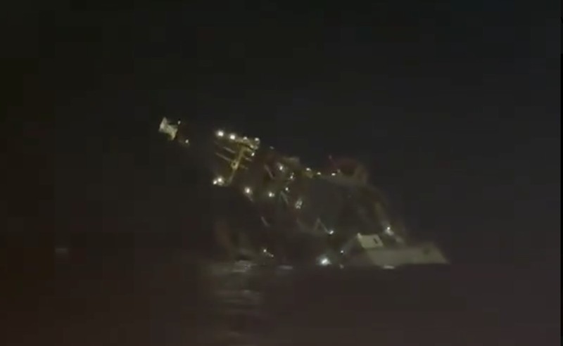 Rig pengeboran minyak dan gas Prospector 5 milik Borr Drilling tenggelam di lepas pantai Mayumba, Gabon, pada Sabtu malam (24/10/2026). (Tangkapan Layar Video X/@MaxPatricius)
