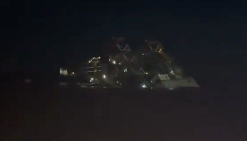 Rig pengeboran minyak dan gas Prospector 5 milik Borr Drilling tenggelam di lepas pantai Mayumba, Gabon, pada Sabtu malam (24/10/2026). (Tangkapan Layar Video X/@MaxPatricius)
