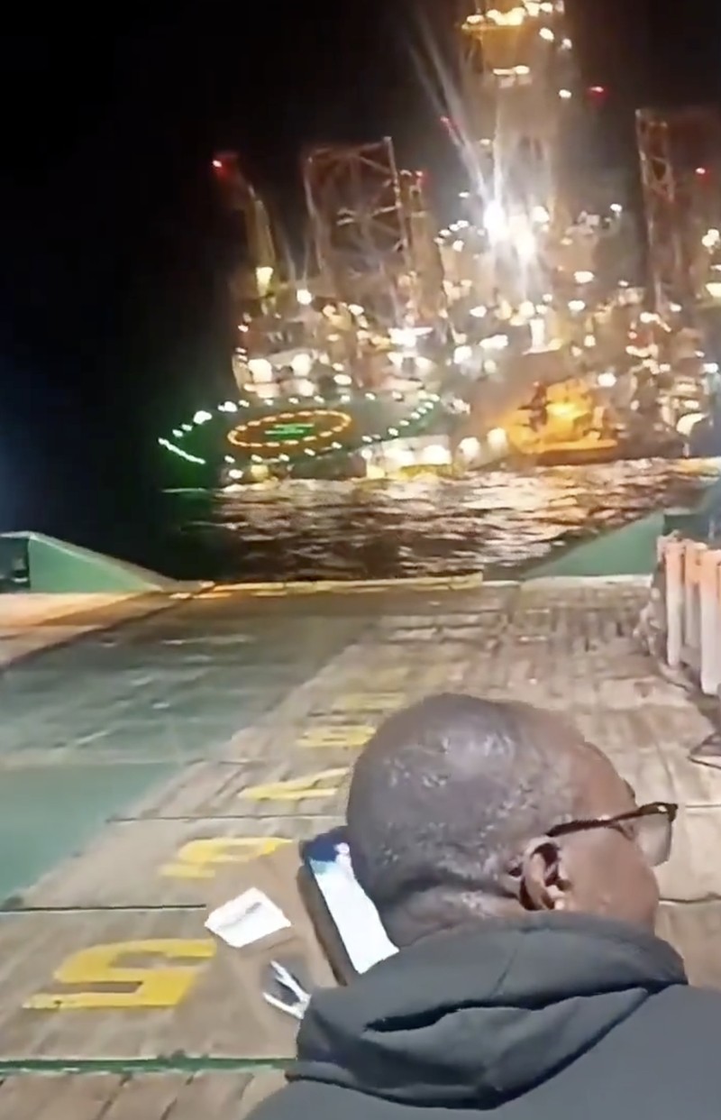 Rig pengeboran minyak dan gas Prospector 5 milik Borr Drilling tenggelam di lepas pantai Mayumba, Gabon, pada Sabtu malam (24/10/2026). (Tangkapan Layar Video X/@MaxPatricius)