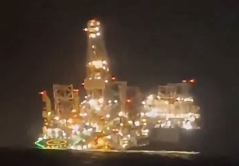 Rig pengeboran minyak dan gas Prospector 5 milik Borr Drilling tenggelam di lepas pantai Mayumba, Gabon, pada Sabtu malam (24/10/2026). (Tangkapan Layar Video X/@MaxPatricius)