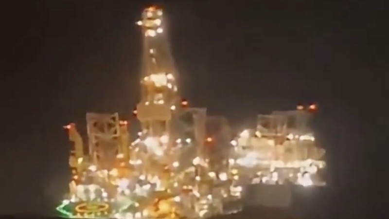 Rig pengeboran minyak dan gas Prospector 5 milik Borr Drilling tenggelam di lepas pantai Mayumba, Gabon, pada Sabtu malam (24/10/2026). (Tangkapan Layar Video X/@MaxPatricius)