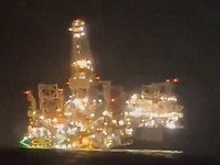 Rig pengeboran minyak dan gas Prospector 5 milik Borr Drilling tenggelam di lepas pantai Mayumba, Gabon, pada Sabtu malam (24/10/2026). (Tangkapan Layar Video X/@MaxPatricius)