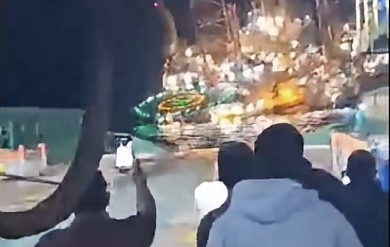 Rig pengeboran minyak dan gas Prospector 5 milik Borr Drilling tenggelam di lepas pantai Mayumba, Gabon, pada Sabtu malam (24/10/2026). (Tangkapan Layar Video X/@MaxPatricius)