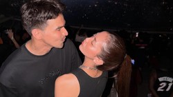 Makin Mesra! Potret Ririn Dwi Ariyanti-Jonathan Frizzy Nonton Konser Kanye West