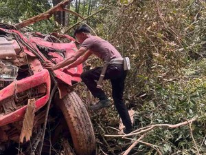 Truk Kontainer Masuk Jurang 50 Meter di Mamasa, 1 Orang Tewas
