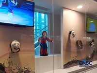 Sejumlah topeng dipajang dalam Pameran "Dua Wajah Satu Jiwa" di Museum Nasional, Jakarta, Senin (26/10/2026). (CNBC Indonesia/M. Fakhriansyah)