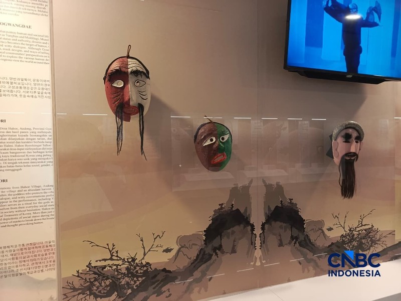 Sejumlah topeng dipajang dalam Pameran