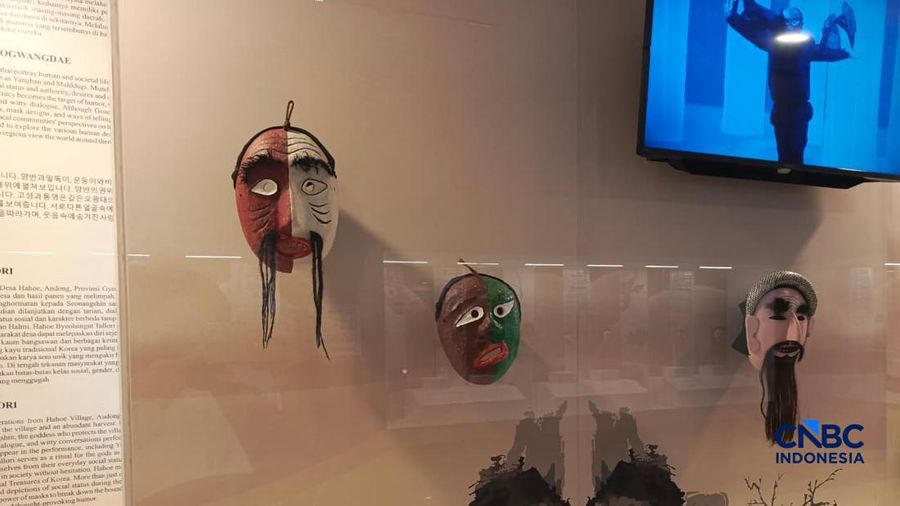 Sejumlah topeng dipajang dalam Pameran